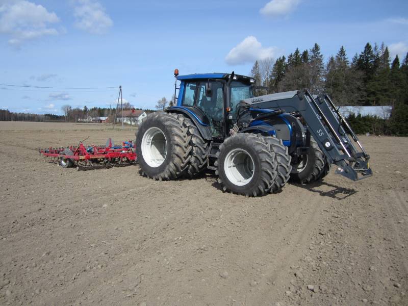 Valtra N141 ja Potila SPH 480
Nyt kun tuli vihdoin siirryttyä sähköiseen tankkaustekniikkaan, niin saatiin mitattua joitakin lukemiakin: 13.5 l/h, 3.5 ha/h, 3.8 l/ha.
Avainsanat: Valtra N141 Potila SPH 480