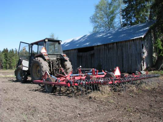 Valmet 655 ja Potila SPH480
Myös äestystraktori meni vaihtoon > Ferkusta meni vaihteen siirtäjä poikki.
Avainsanat: Valmet 655 Potila SPH480