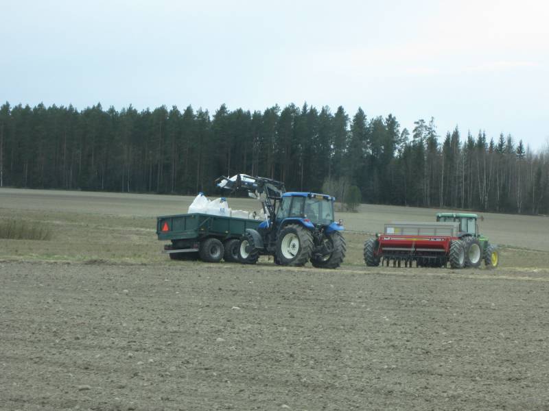 Kylvökoneen täyttöä
JD 5510, Tume HKL 3000, NH TS 90 ja Palms 1200
Avainsanat: JD 5510 Tume HKL 3000 NH TS 90 Palms 1200