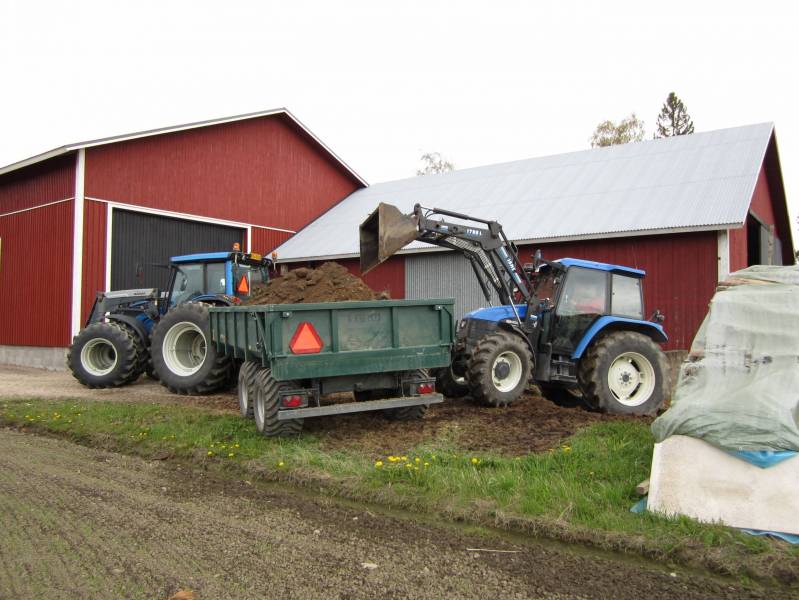 Maanajoa hallin pielistä
Valtra N141, Palms 1200 ja NH TS 90
Avainsanat: Valtra N141 Palms 1200 NH TS 90