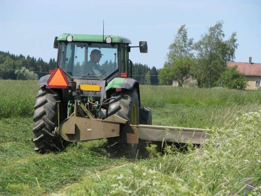 JD 5510 ja Estre KPH 185
Heinätöiden alottelua kaikkien ongelmien saattelemana
Avainsanat: JD 5510 Estre KPH 185