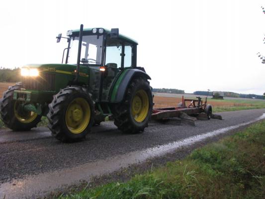 JD 5510
Tien lanausta 3 kuukauden tauon jälkeen, niin kuivaa on ollut.
Avainsanat: JD 5510 lanausta