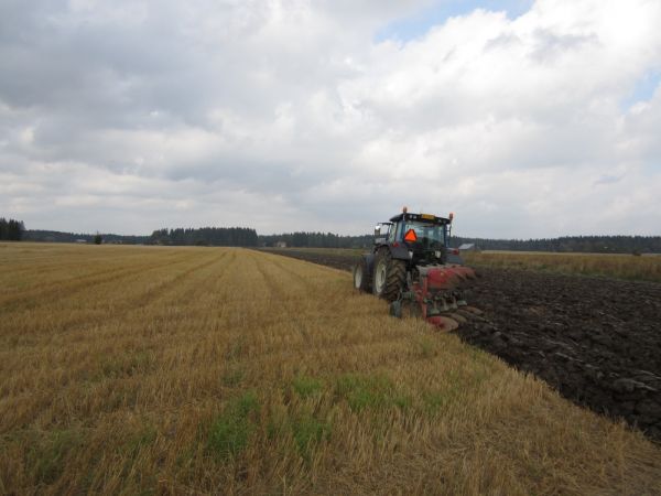 Valtra N141 ja Kverneland ES 80
Mukava kyntää kun on 900 metriä pitkä lohko.
Avainsanat: Valtra N141 Kverneland ES 80