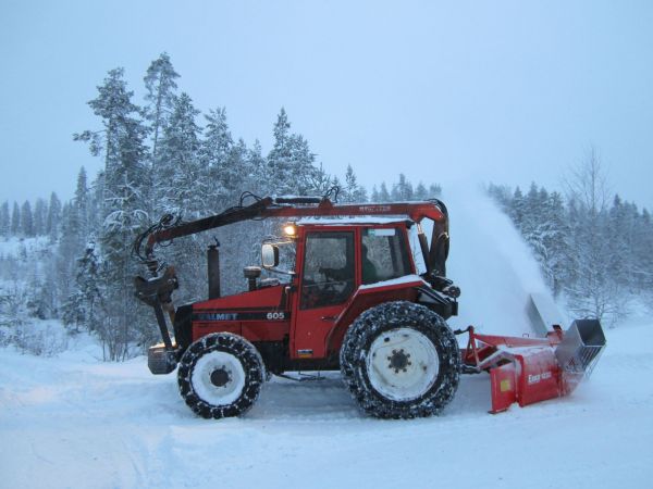 Linkousta
Valmet 605 ja Esko 1232
Avainsanat: Valmet 605 Esko 1232