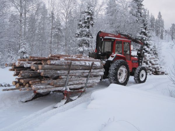 Pöllin ajoa
Valmet 605 ja joku vanha keskon myymä reki
Avainsanat: Valmet 605 reki