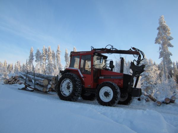 Tukin ajoa
Valmet 605 ja reki
Avainsanat: Valmet 605 reki