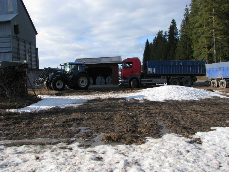 Kelirikko
Viljarekka jäi kiinni
Avainsanat: Valtra N141h Scania R500