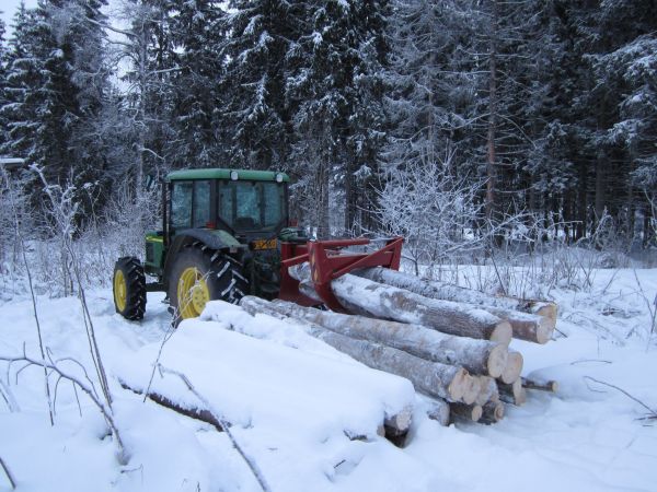 JD 5510 ja Sami
Polttopuiden ajoa
Avainsanat: JD 5510 Sami