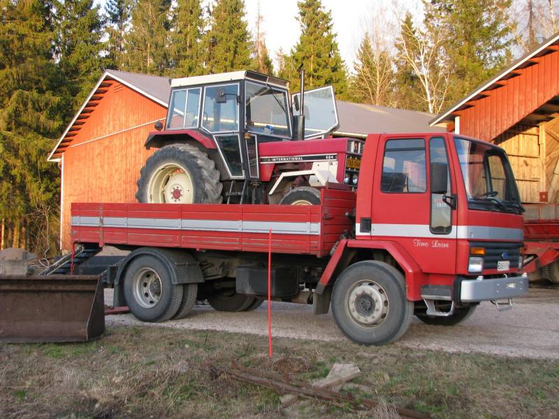 Pullinkimestari lähtee viemään Natikkaa Nurmijärvelle
IH 684 ja Ford cargo
Avainsanat: IH 684 Ford cargo