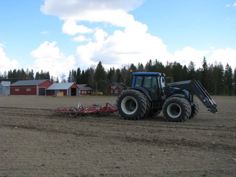 Taloudellisesti kulkee, pari metriä leveempikin menis
Valtra N141h ja Potila SPH480
Avainsanat: Valtra N141h Potila SPH480