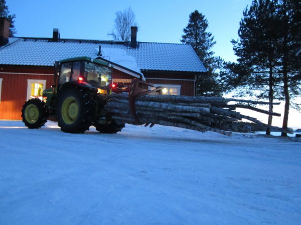 JD 5510 ja Sami
Juontokouraa luulin ylikuormittaneeni, mutta toisin kävi. Ohjaaminen tapahtui lähinnä jarruilla.
Avainsanat: JD 5510 Sami