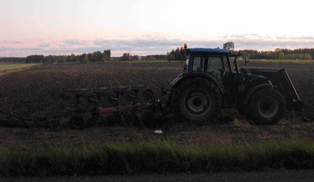 Kynsimistä auringon laskussa
Valtra N141 ja Kverneland ES 80
Avainsanat: Valtra N141 Kverneland ES 80