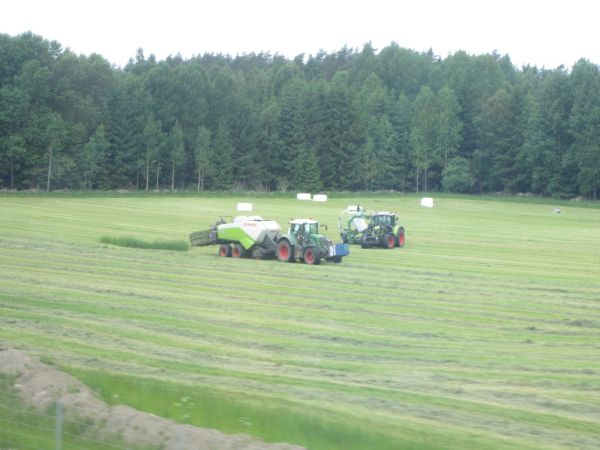 Fendt, Claassit ja Mchale
Kanttipaalausta nelostien varrella Ruotsissa matkalla Väderstadin tehtaille.
Avainsanat: Fendt Claas Mchale