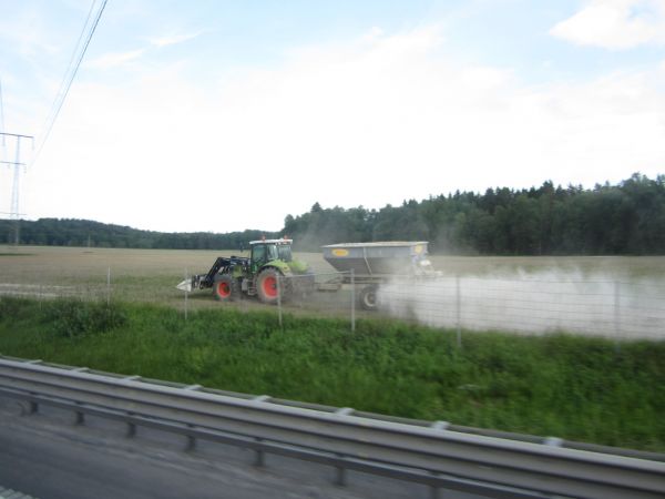 Claas
Kalkinlevitystä pienen matkan päässä Tukholmasta etelään. Ruotsissa noita Claassin traktoreita näkyi enemmänkin.
Avainsanat: Claas