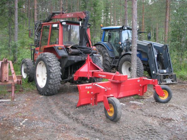 Valmet 605, Fransgård ja Valtra N141
Tuli jälkeenpäin hommattua perälevyyn järeämmän Fransgårdin tukipyörät. Tuollaiset latat tartti väliin väsätä että sai sopimaan.
Avainsanat: Valmet 605 Fransgård Valtra N141
