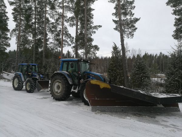 Talven ensinmäinen aurauslenkki tehty
Valtra N 141&Snowline 3700 LS (4600) ja NH TS 90&Jykevä
Avainsanat: Valtra N 141 Snowline 3700 LS 4600  NH TS 90 Jykevä