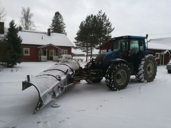 Valtra N141 ja Snow-line 3700 LS
Talven neljäs aurauslenkki takana,, vähiin on jäänyt...
Avainsanat: Valtra N 141 Snowline 3700 LS 4600  