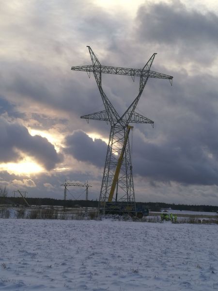 Uutta voimalinjaa pystyyn...
Kaksi Havatorin Faunia kokoamassa Forssa-Lieto 400-110 kV voimalinjaa.
Avainsanat: Havator linja voimalinja