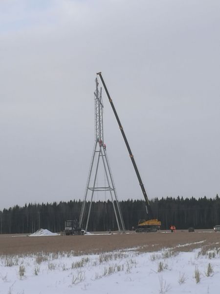 Forssa-Lieto 400-110 kV voimalinjatyömaa
Nostokonepalvelun nosturi työssään. Kylmäpäistä porukkaa nuo Kroatit ja Virolaiset jotka tuolla 35 m korkeudessa seikkailevat... 
Avainsanat: linja voimalinja