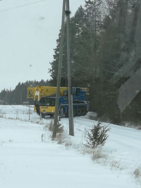 Risteyksessä vekslailua..
Forssa-Lieto 400-110 kV voimalinjatolppia kasaamassa ollut Havator siirtymässä tolpalta toiselle...
Avainsanat: Havator linja voimalinja