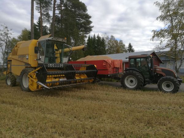 Vehnän puinneilta...
SR 2065 ja Valtra A93. 7 ha vehnää, 7 ha härkäpapua ja runsas 10 ha rapsia vielä puimatta...
Avainsanat: Sampo Valtra A 93