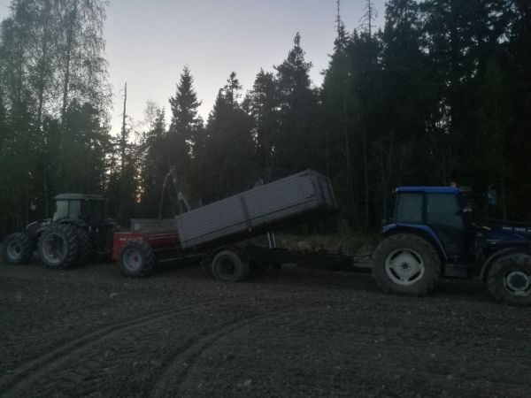 Kuvia keväältä 2018
Valtra A93, Tume HKL 3000 ja NH TS 90
Avainsanat: Valtra A93 Tume HKL 3000 NH TS 90