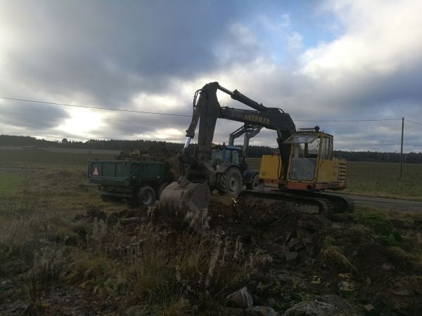 Ladon pohjakivien ylös kaivuuta.
Åkerman H9, Valtra N141 ja Palms 1200
Avainsanat: Åkerman H9 Valtra N141 Palms 1200