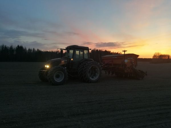 Valtra A93 ja Tume Combimaster 3000
Kuvaa härkäpavun kylvöiltä keväältä.
Avainsanat: Valtra A93  Tume Combimaster 3000