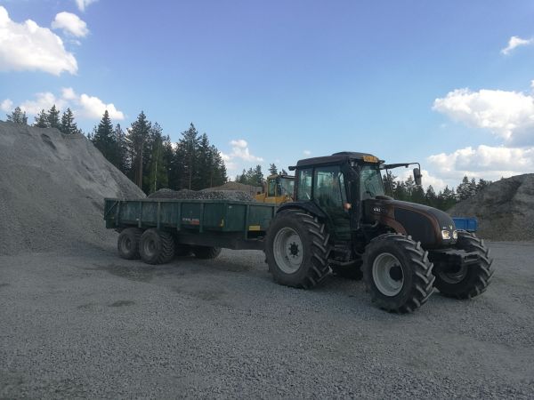 Valtra A93 ja Palms 1200
Pihaton pohjamurskeiden ajoa.
Avainsanat: Valtra A93 Palms 1200