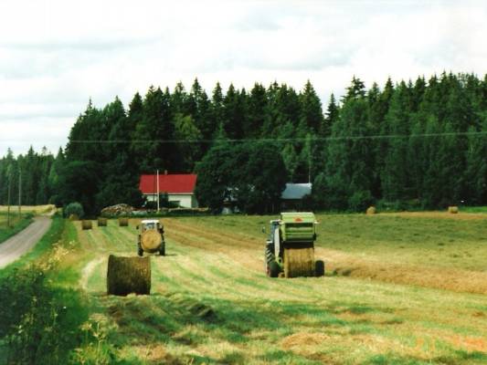 Paalausta
Valmet 604, Ford 5610 ja Claas rollant 46 
Avainsanat: Valmet 604 Ford 5610 Claas rollant 46