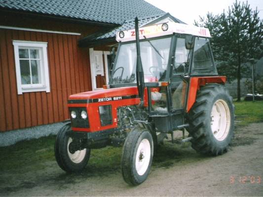 Lähti 2003 vaihdossa JD 5510:iin
Zetor 6211
Avainsanat: Zetor 6211