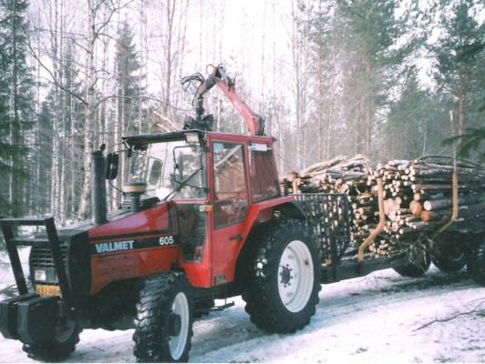 polttopuiden ajoa
Valmet 605 ja Patu 2710
Avainsanat: Valmet 605 Patu 2710