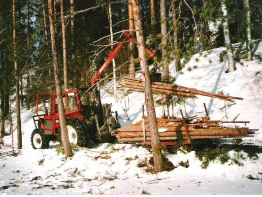 puun ajoa
Valmet 605, Patu 2710 ja reki 
Avainsanat: Valmet 605 Patu 2710 reki