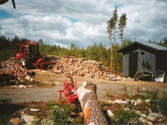 sirkkelöintiä
Valmet 605 ja Hakki
Avainsanat: Valmet 605 Hakki