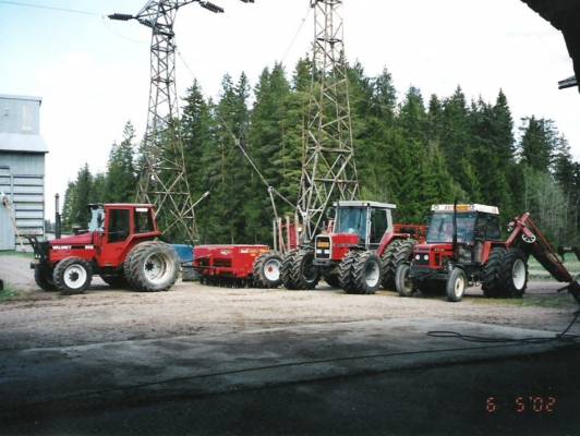 Kevät kalustoa
Valmet 605, Tume HKL3000, MF 3070 E, Potila SPH480, Zetor 6211 ja Vamo
Avainsanat: Valmet 605 Tume HKL3000 MF 3070 E Potila SPH480 Zetor 6211 Vamo