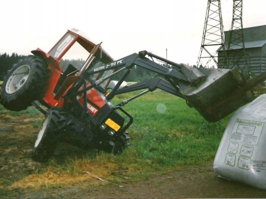 Sillan pieli peitossa
Valmet 604
Avainsanat: Valmet 604