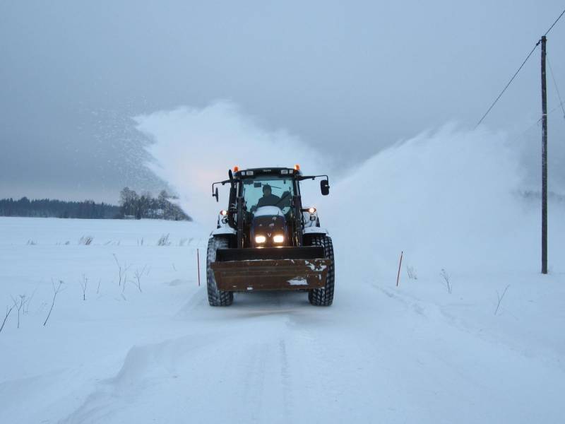 Linkousreissulla
Valtra N141 ja Alatalkkari 250V
Avainsanat: Valtra N141 Alatalkkari 250V