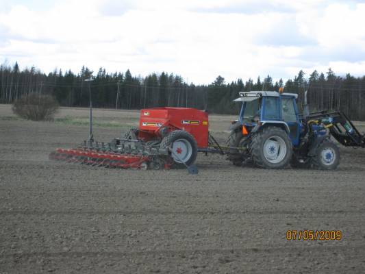 Juurikkaan kylvöä.
Ford 6410 ja tumen kylvökone.
