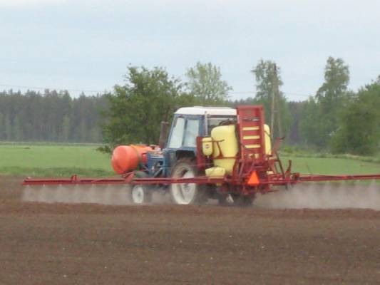 Perunan rikkakasvi ruiskutuksia
Ford 6600 Hardi master classic.
