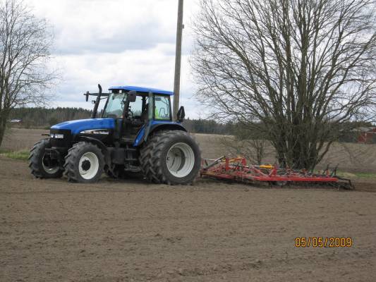 Äestys kone
New holland tm120 ja itse rakennettu kopio potilan äkeestä.
