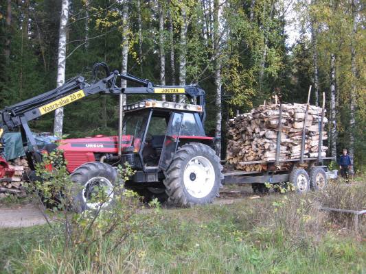 URSUS 1224 ja Joutsa33Siim
Halon ajoa puutavarakuormaajalla.
Avainsanat: Ursus Joutsa33