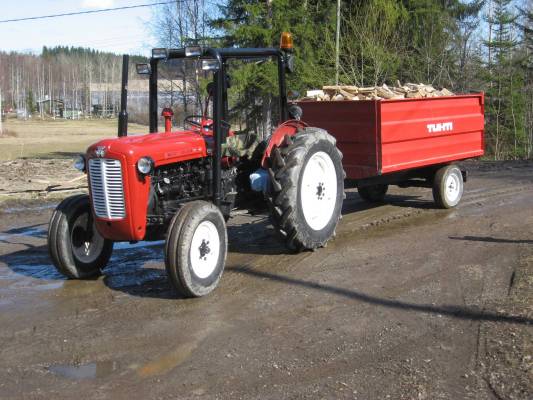 MF-35 ja pikkutuhti
Lapujen ajoa
Avainsanat: Massey-Ferguson