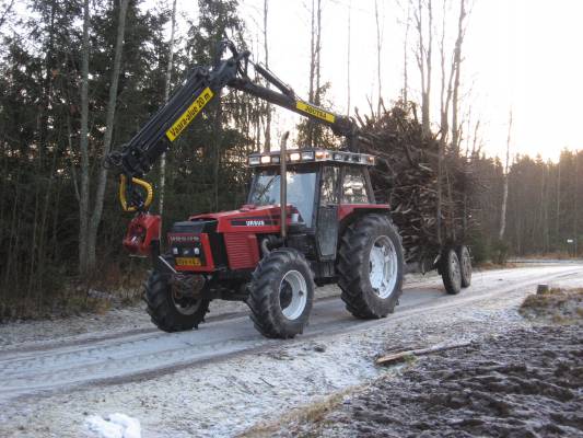 Ursus 1224 turbo
Haketavaraa ajamassa.
Avainsanat: ursus