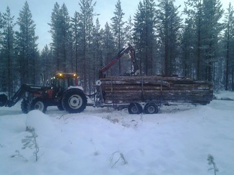 Valtra ja pölli kuorma
tuli käytyä ajamassa hieman pitkiä puita :D  mutta puut perille saatiin 
