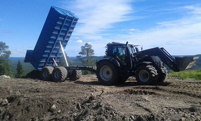 Valtra T234 ja Camionin 200 yleiskärry
maata ajamassa  syötteellä   uudella T 4 sarjan rattorilla,  on muuten hyvä peli 
