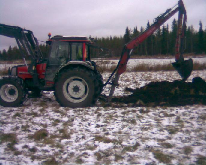 valtra 900  ja patruuna
valtra 900 ojan kaivu hommissa tutulle.. 
