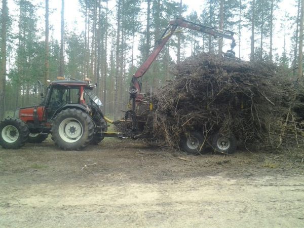 Valtra ja metsäperäkärry
Risujen ajossa oltu, ja tämä homma jatkunee vaan :D 
