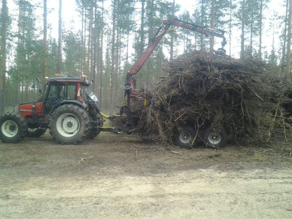 Valtra ja metsäperäkärry
Risujen ajossa oltu, ja tämä homma jatkunee vaan :D 
