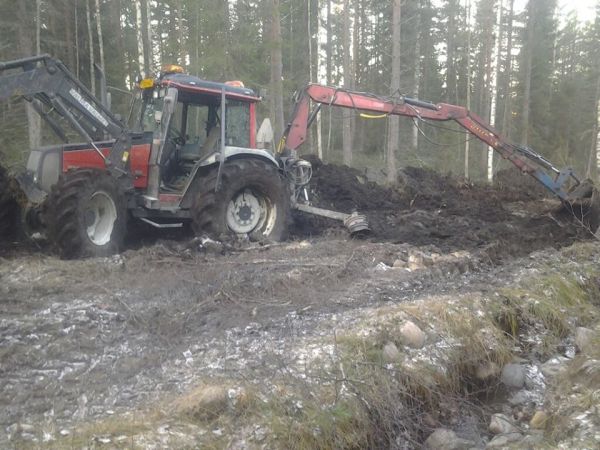 Valtra ja patruuna 3200
ojan kaivu hommissa tullu oltua pari päivää
