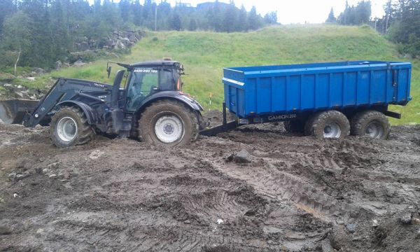 Valtra T234 ja Camion 200 kärry
maan ajoa syötteellä,  vähän meinaa olla liejua..
